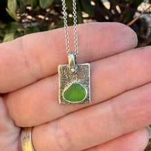 Load image into Gallery viewer, Green Sea Glass Silver Reticulated Pendant Necklace